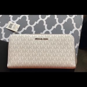 NEW- Michael Kors XL wallet-white/gray
